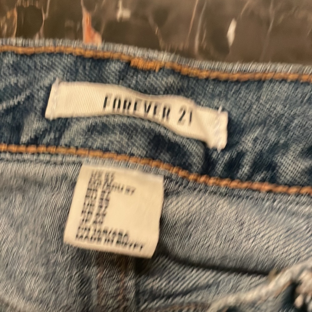 Woman’s forever 21 distressed denim jeans size 27 - Picture 2 of 3